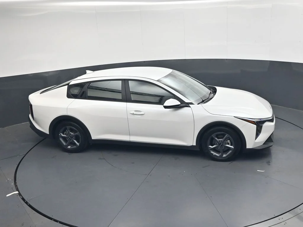 Used 2025 White Kia LXS image 25