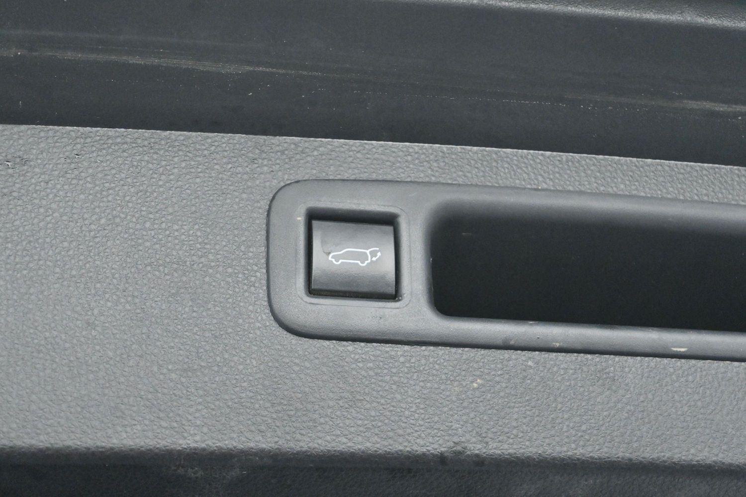 Used 2022 Wind Chill Pearl Toyota XLE image 10