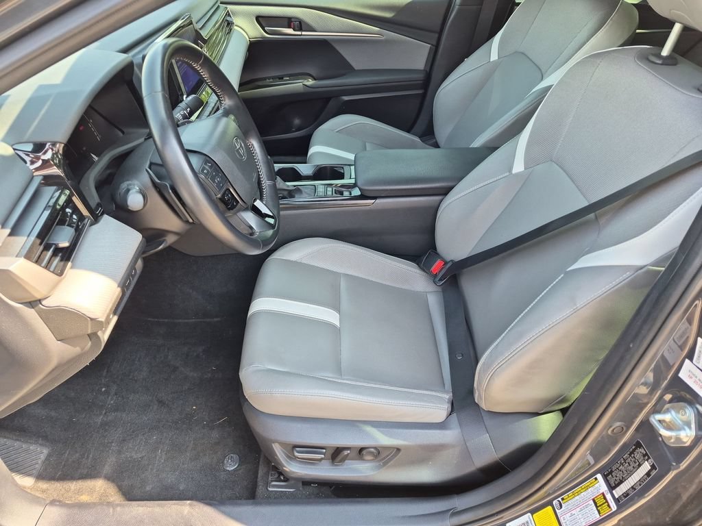 Used 2025  Toyota SE image 15