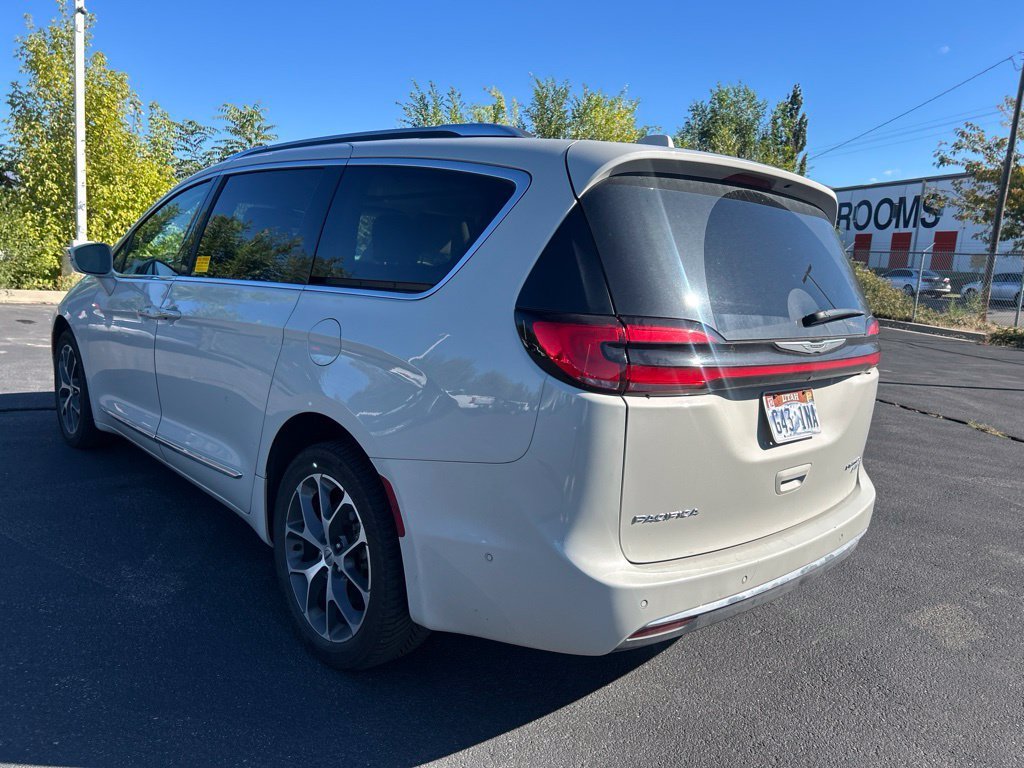 Used 2021 Luxury White Pearlcoat Chrysler Limited image 12