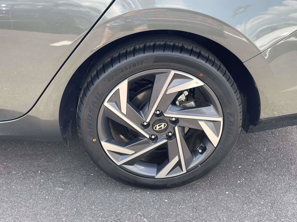 Used 2025 Gray Hyundai SEL Convenience image 27