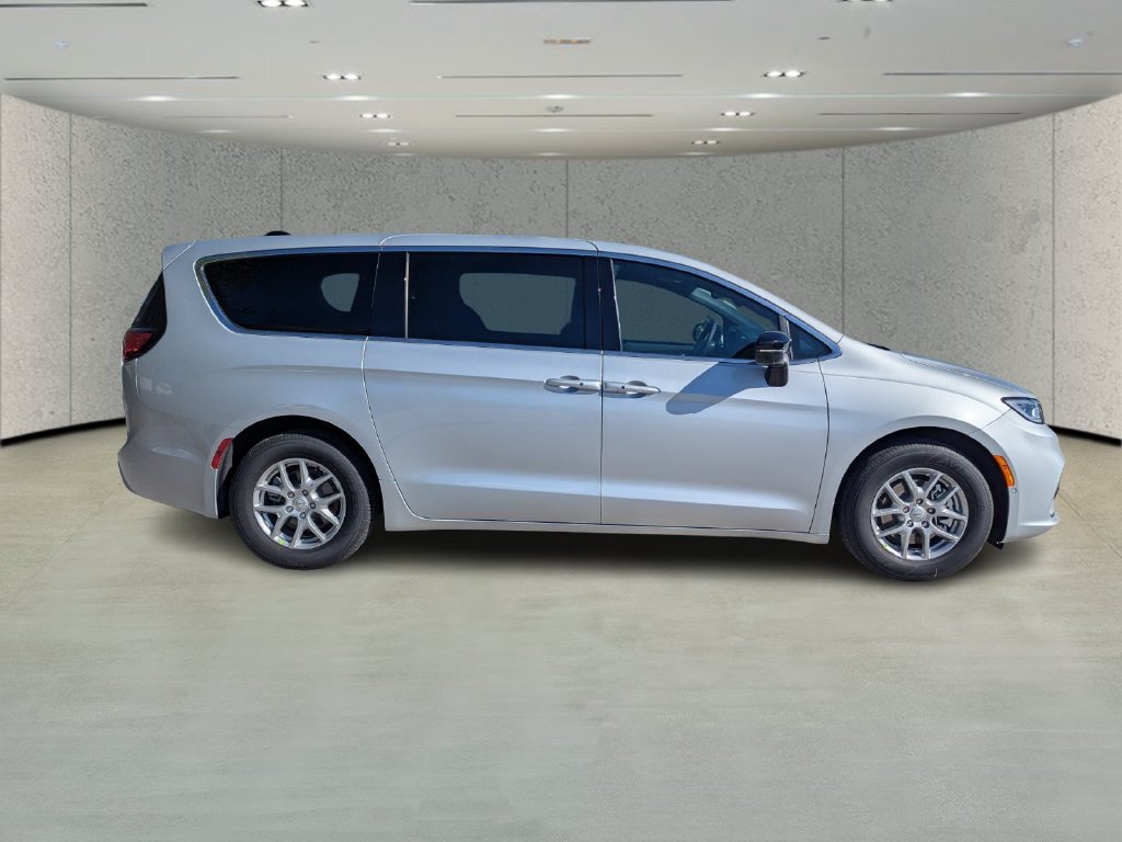 New 2026 Silver Mist Clear-Coat Exterior Paint Chrysler Select image 3