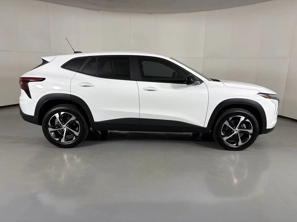 New 2026 Summit White Chevrolet 1RS image 11