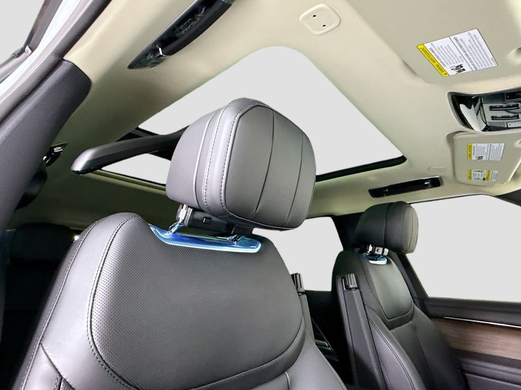 New 2026 Fuji White Land Rover SE image 18