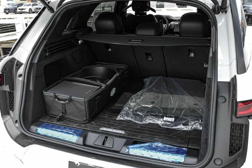 New 2026 Fuji White Land Rover Dynamic SE image 38