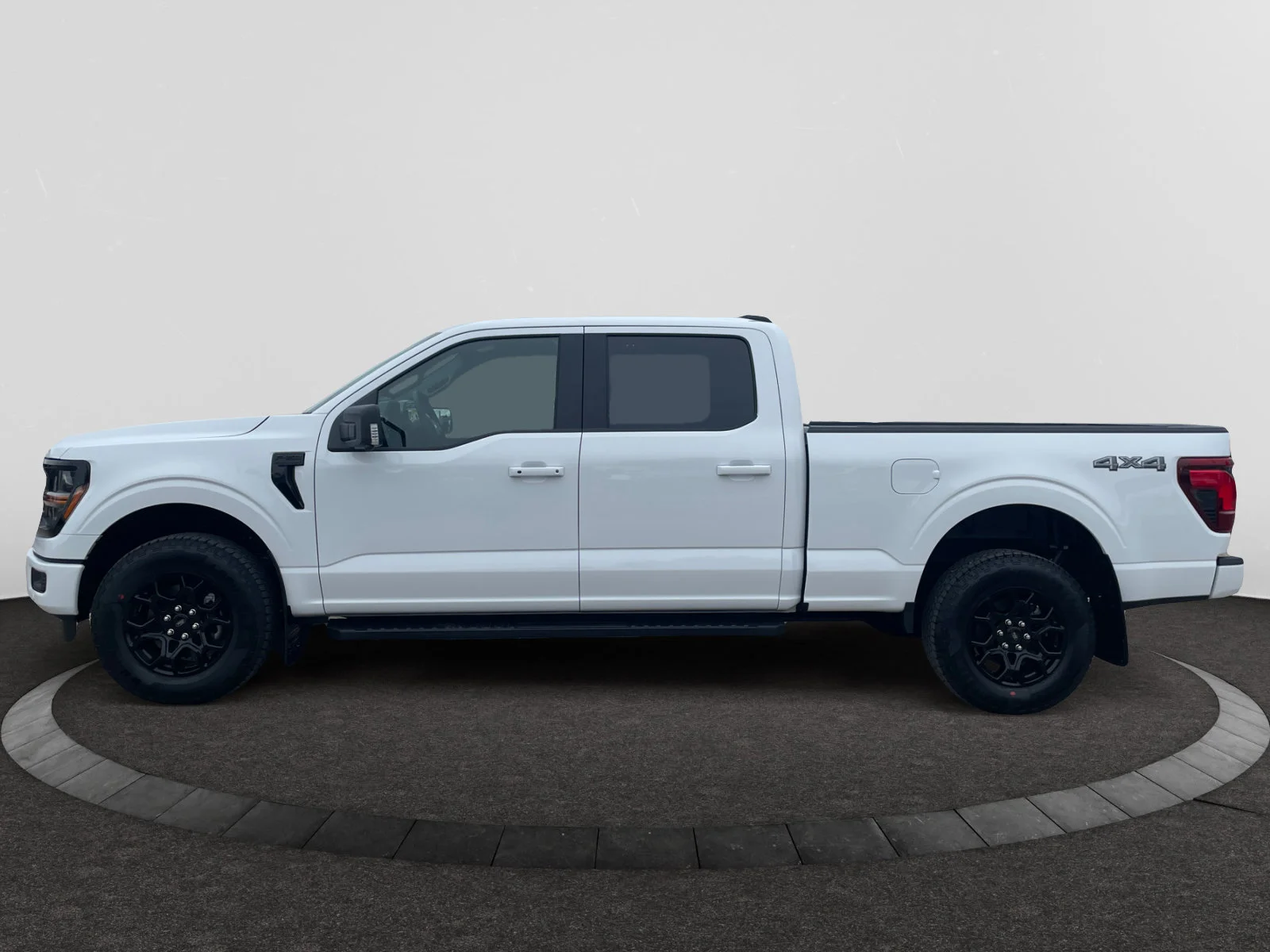 New 2026 Oxford White Ford XLT image 2
