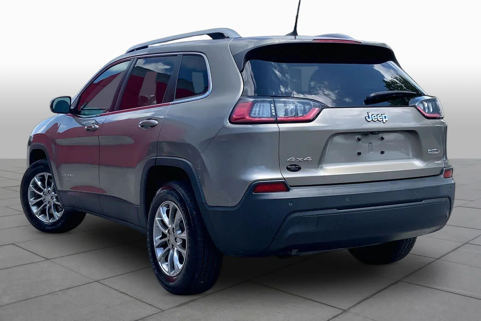 Used 2019 Light Brownstone Pearlcoat Jeep Latitude Plus image 12