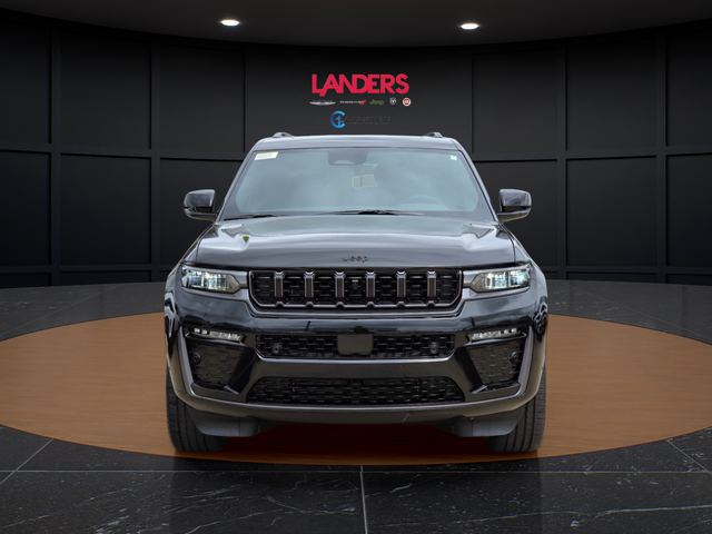 New 2026 Diamond Black Crystal Pearl-Coat Exterior Paint Jeep Limited image 4