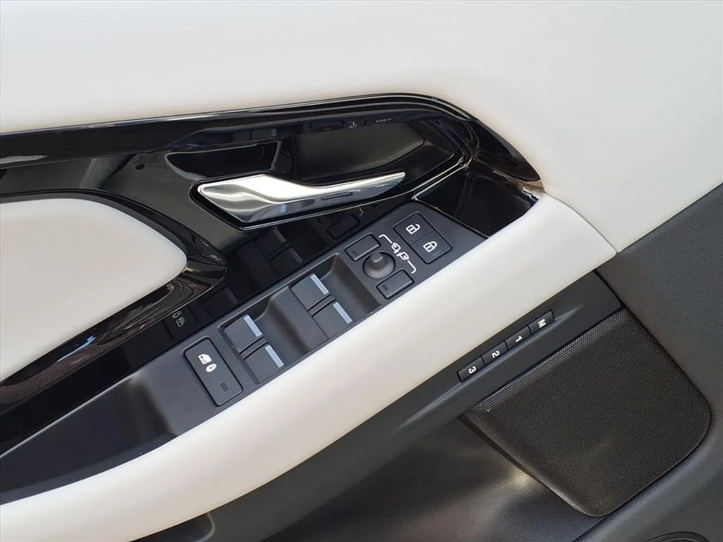 Used 2026 Fuji White Land Rover S image 10