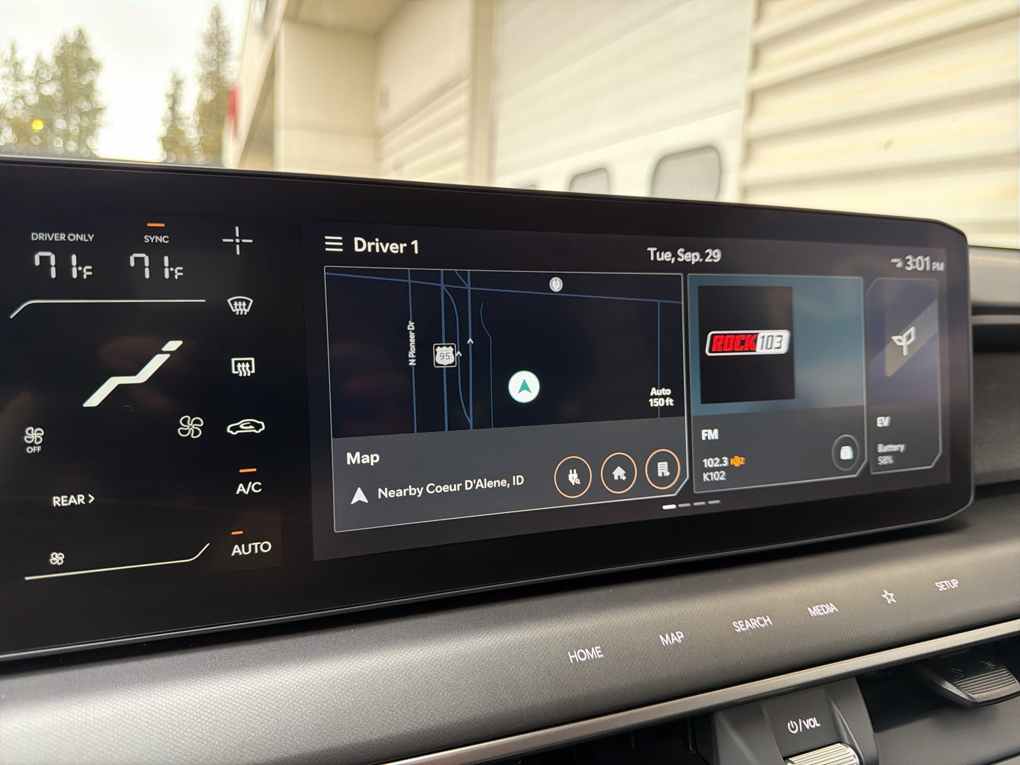 Certified Used 2024 Snow White Pearl Kia Wind image 21