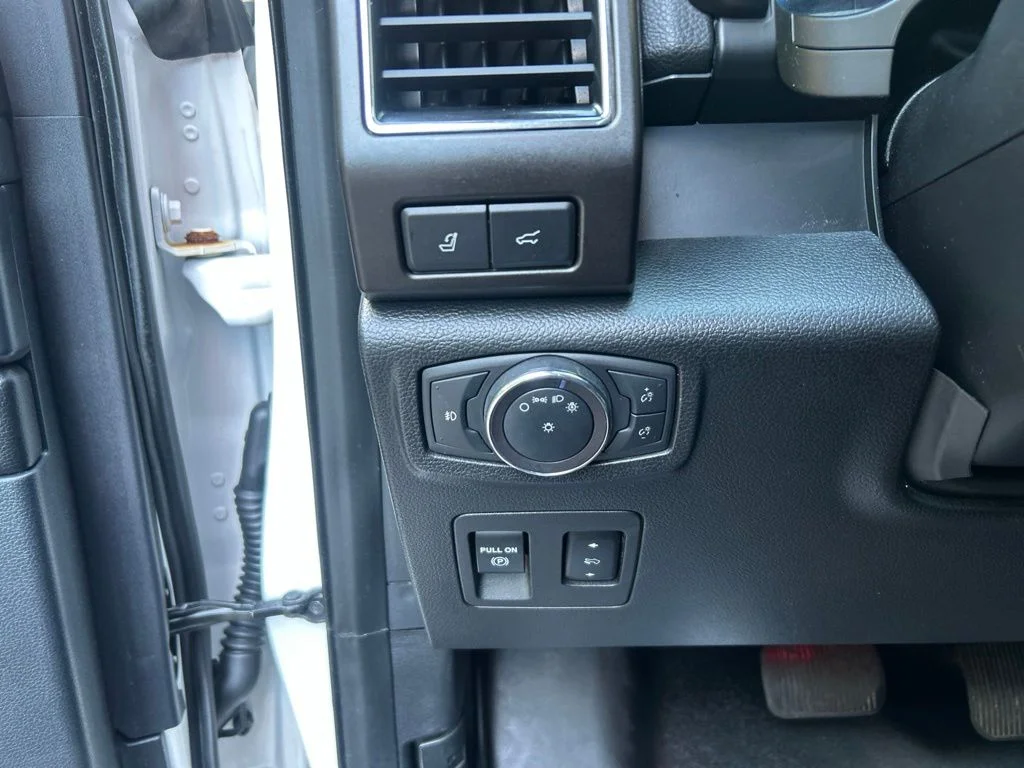 Used 2019  Ford Limited image 25