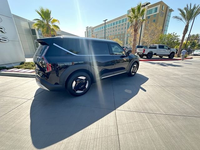 Certified Used 2026 Ebony Black Kia Wind image 7