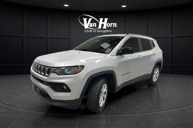 Used 2024 Silver Jeep Latitude image 3