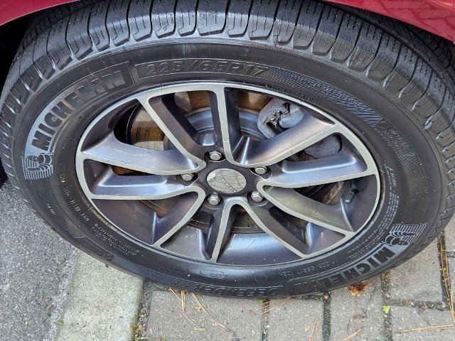 Used 2017 Red Dodge SXT image 4