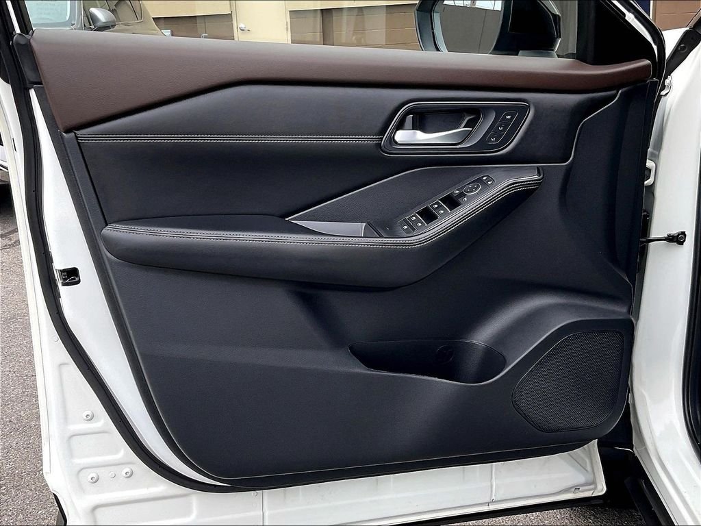 Used 2023 Pearl White Tricoat/Super Black Nissan SL image 9