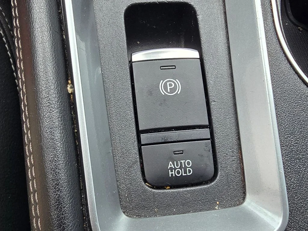Used 2019 Red Nissan 2.5 SL image 31