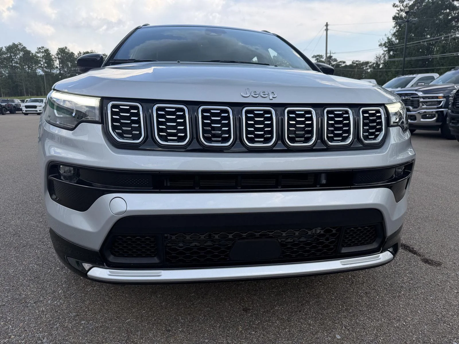Used 2025 Silver Zynith Metallic Clearcoat Jeep Limited image 21