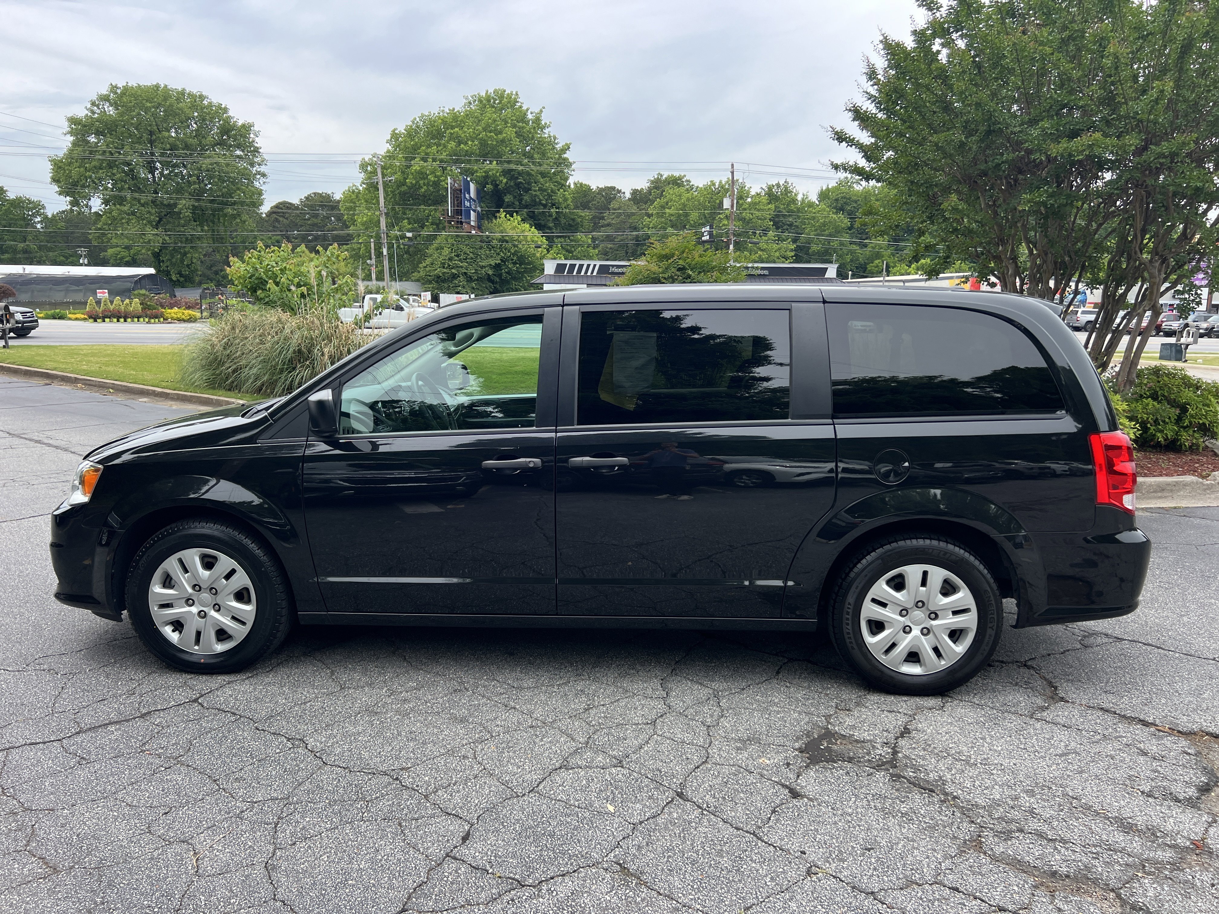 Used 2019 Black Onyx Crystal Pearlcoat Dodge SE image 9