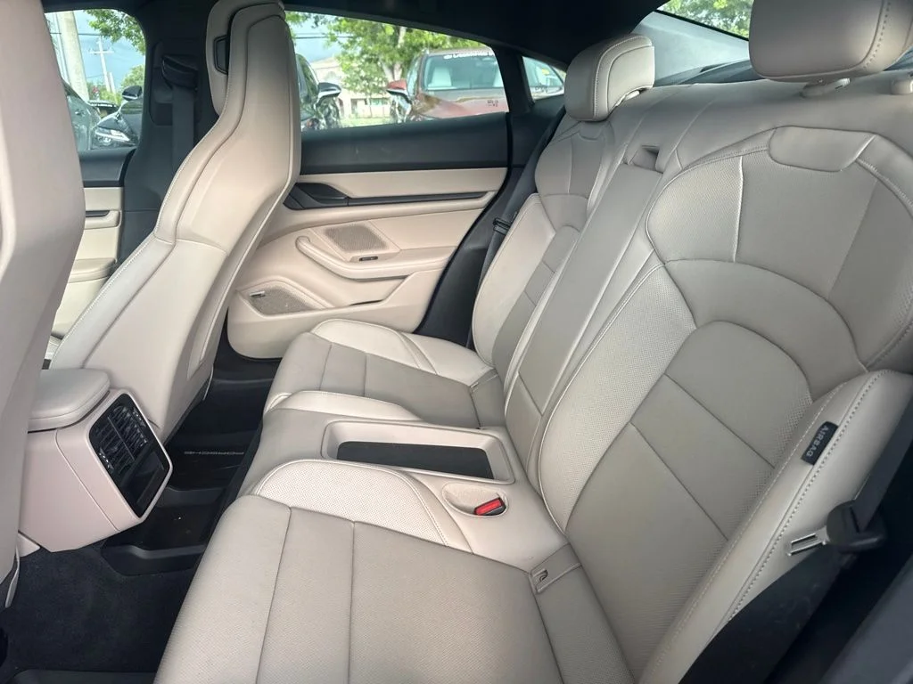 Used 2024  Porsche Base image 15