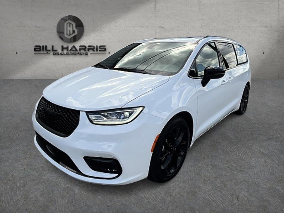 Used 2024 White Chrysler Limited image 1