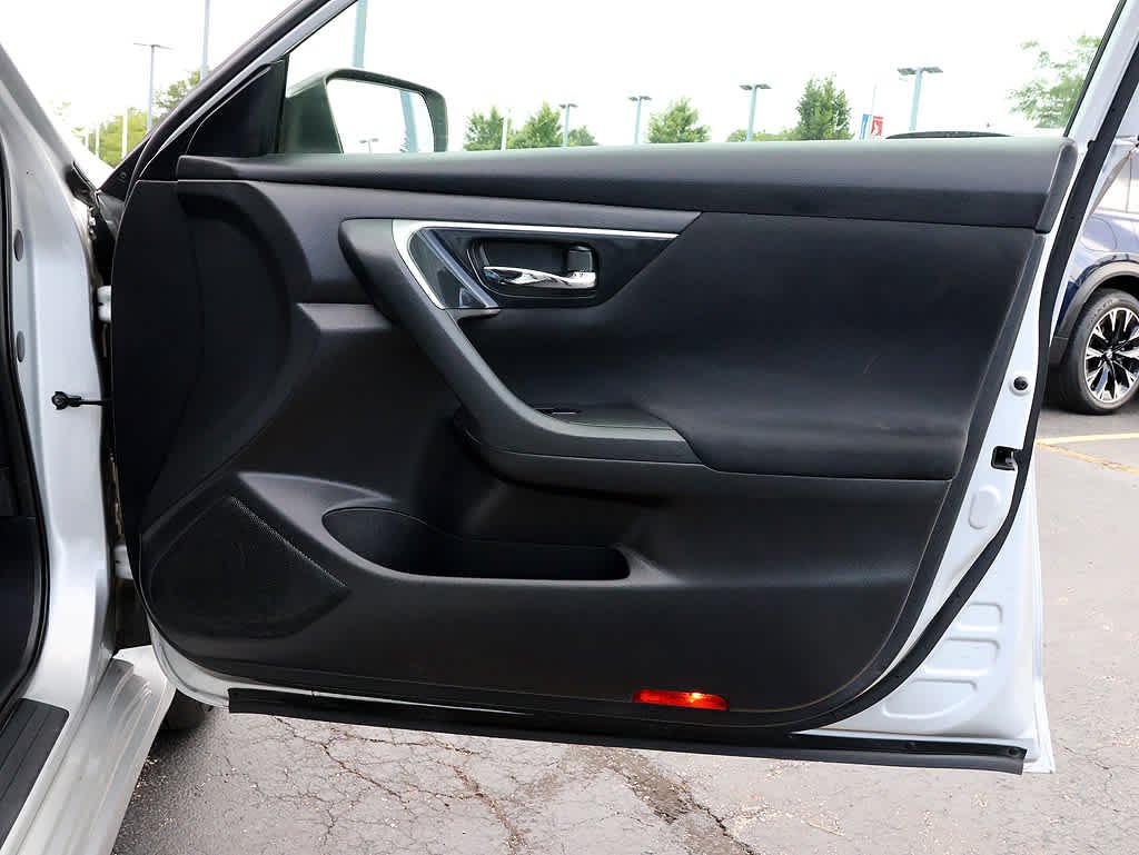 Used 2014 Brilliant Silver Metallic Nissan 2.5 S image 22