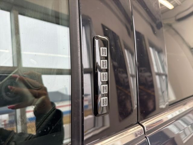 Used 2022 Gray Ford Platinum image 4
