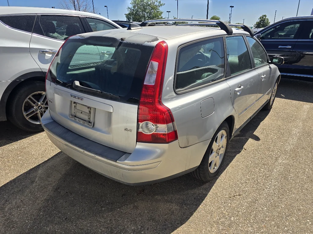 Used 2006 Silver Volvo 2.4i image 6
