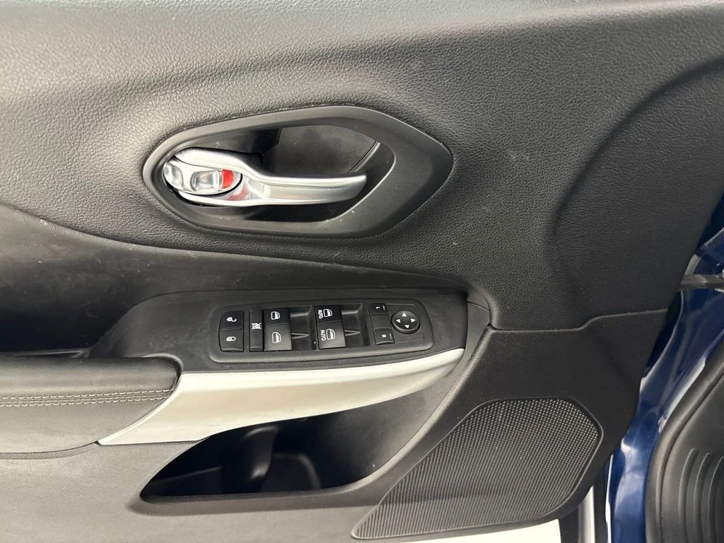 Used 2018 Blue Jeep Latitude Plus image 19