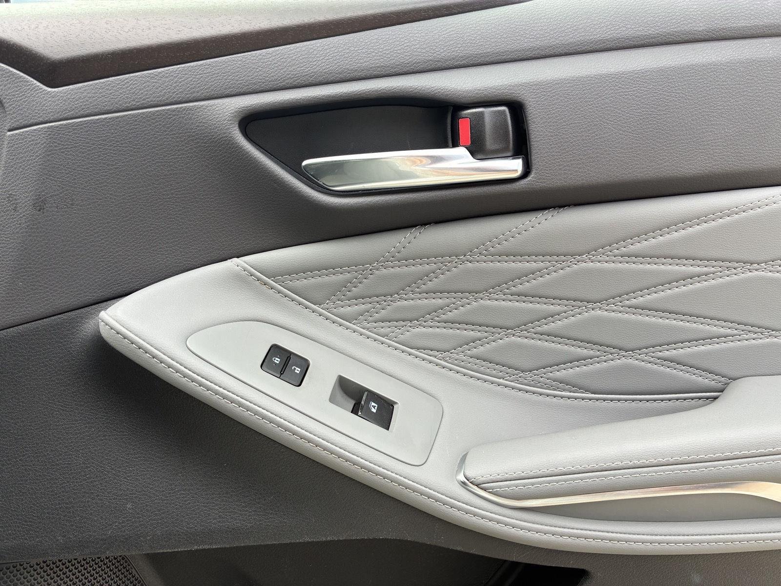 Used 2020 Wind Chill Pearl Toyota Hybrid Limited image 23