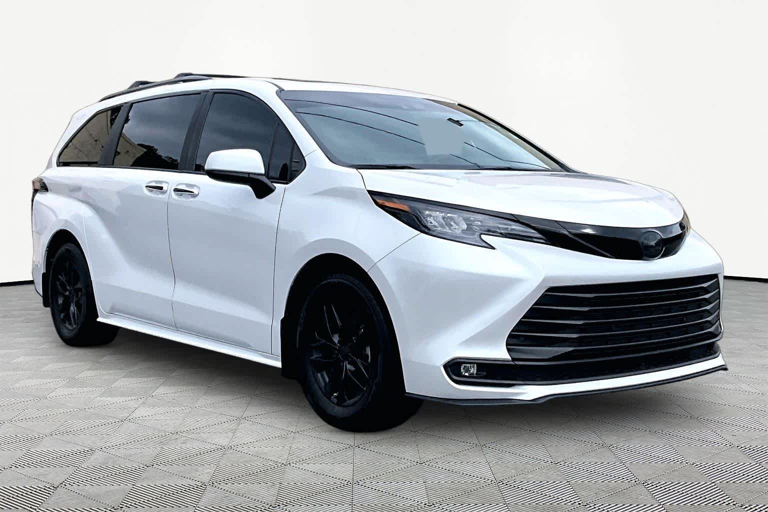 Used 2025 Wind Chill Pearl Toyota XLE image 3
