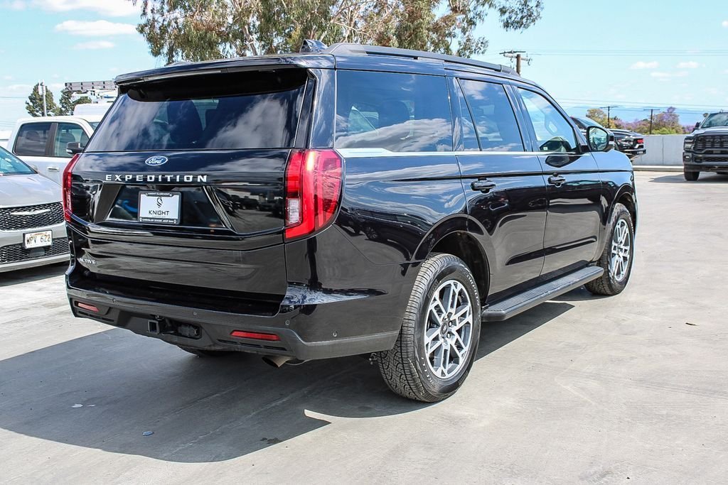 Used 2025 Black Metallic Ford Active image 9