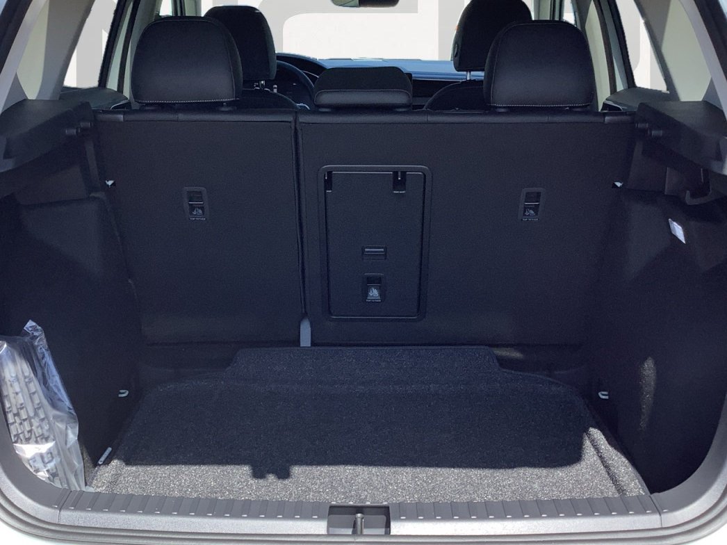 New 2026 Pure White w/Deep Black Roof Volkswagen SE Black image 14