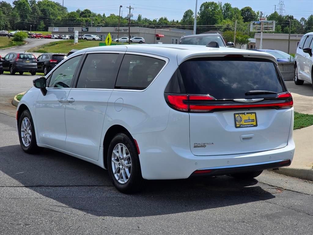 Used 2025 White Chrysler Select image 24