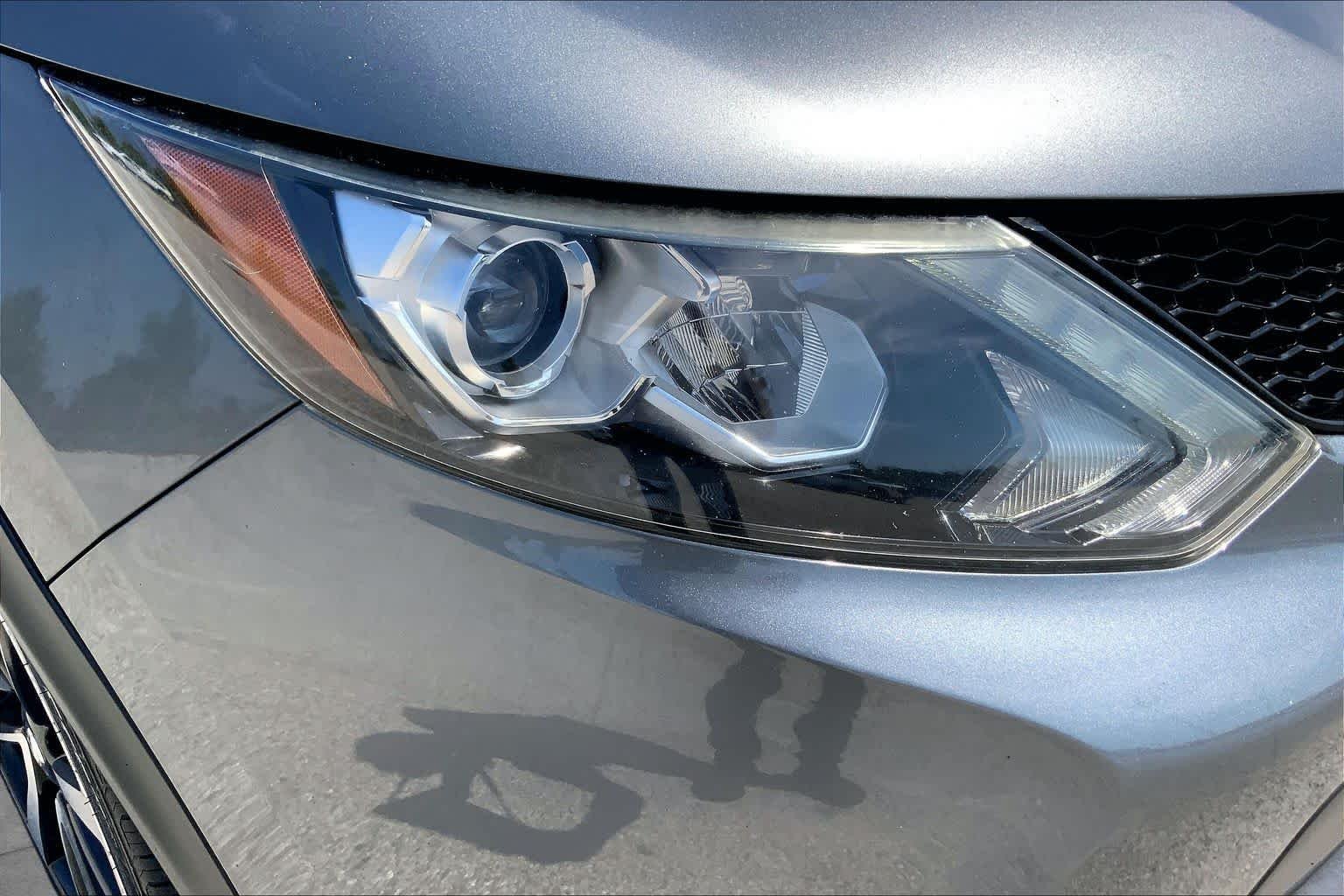 Used 2018 Gun Metallic Nissan SL image 27