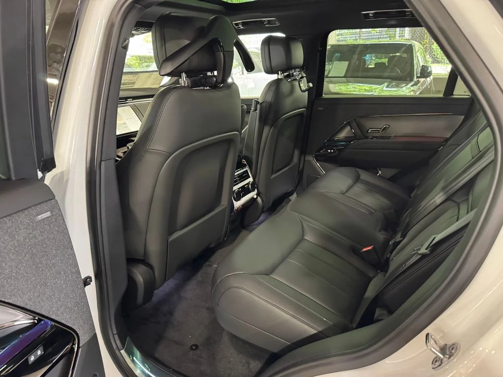 New 2026 Fuji White Land Rover SE image 15