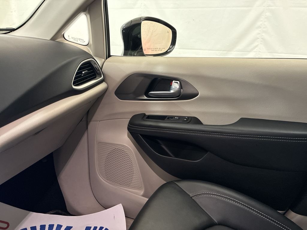 Used 2024 Silver Chrysler Touring L image 31