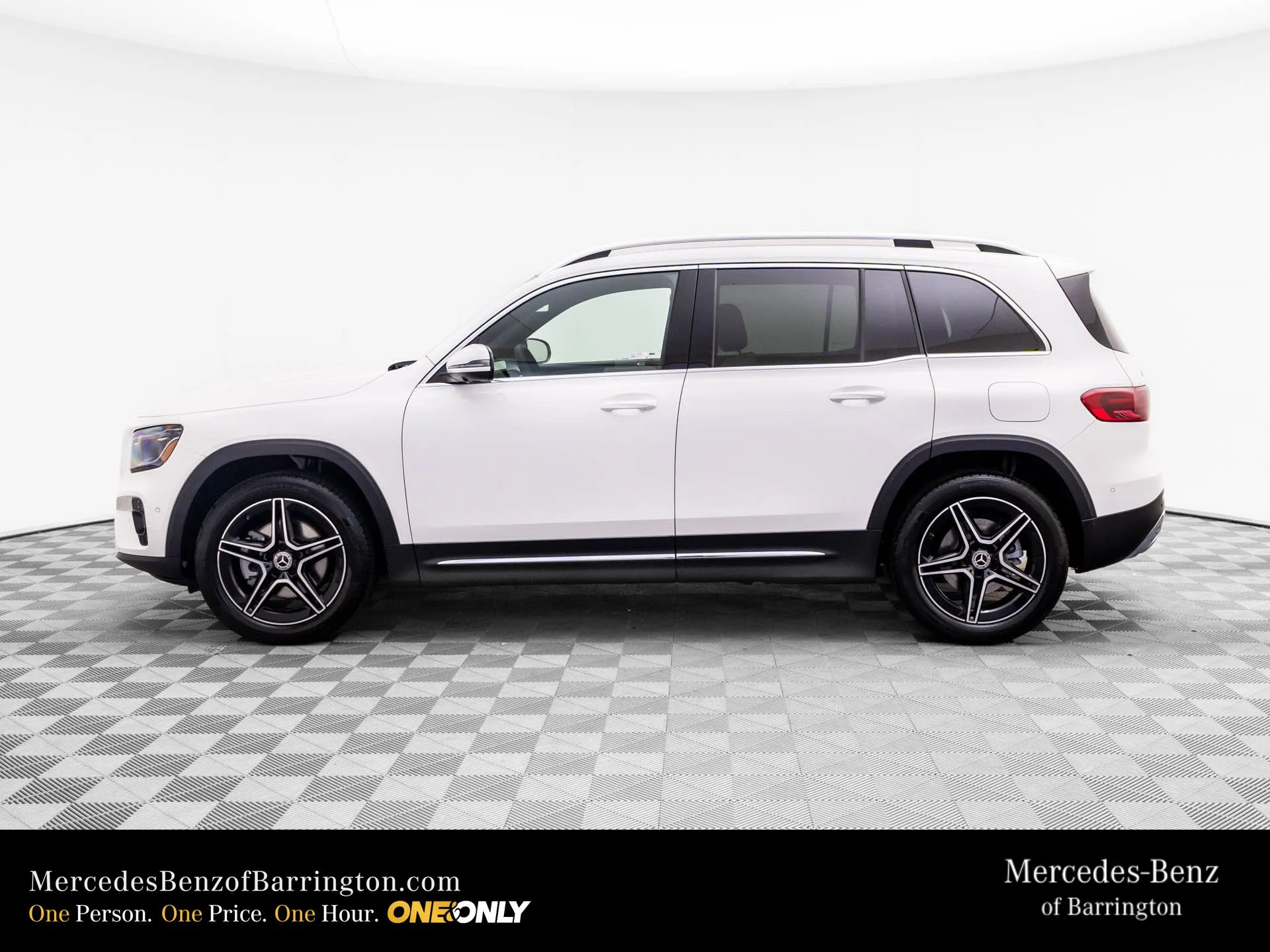 New 2026 White Mercedes-Benz GLB 250 image 2