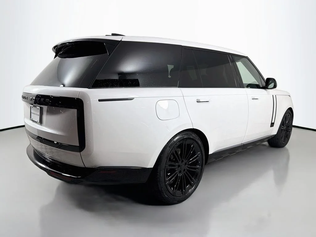 New 2026 Ostuni Pearl White Land Rover SE LWB 7-Seats / V8 image 5
