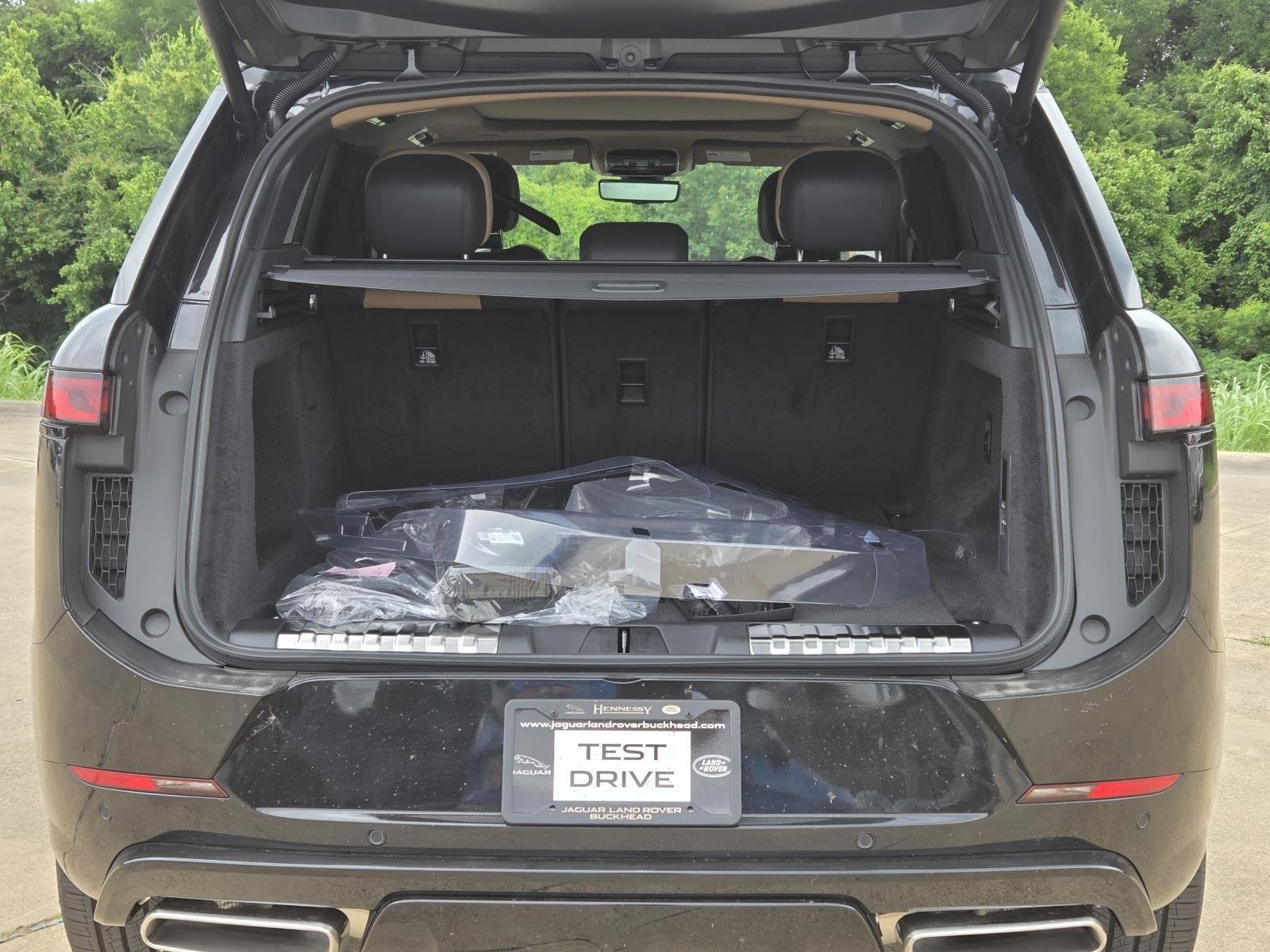 New 2026 Santorini Black Land Rover Dynamic SE image 10