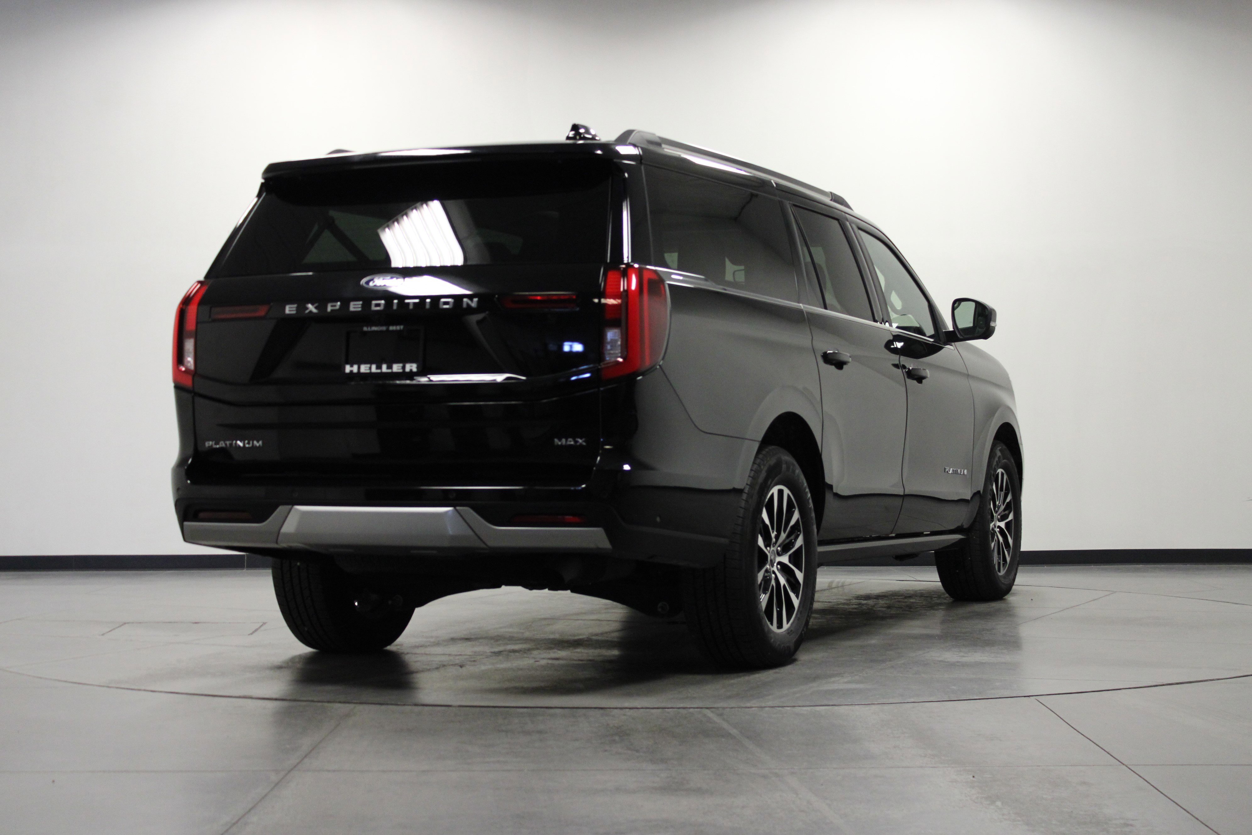 Used 2025 Black Metallic Ford Platinum image 4