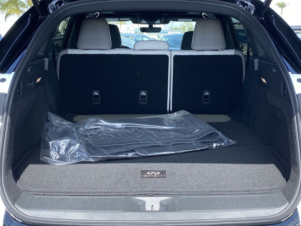 New 2027 2T RAD WHT INFINITI SPORT image 12