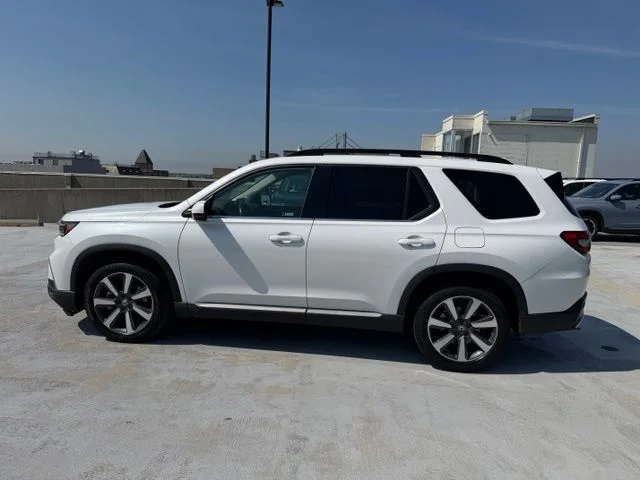 Used 2023 White Honda Touring image 4