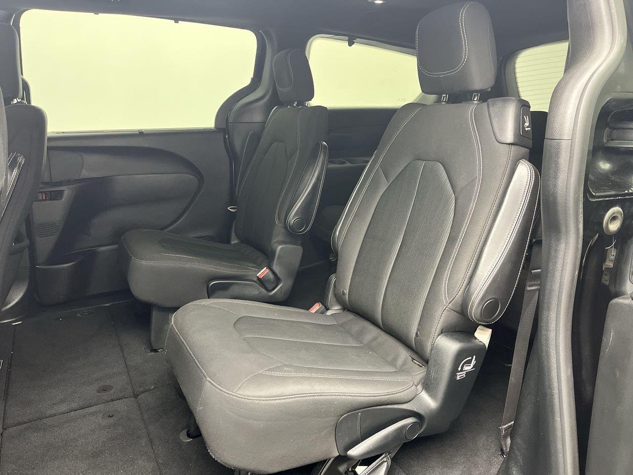 Used 2018 Brilliant Black Crystal Pearlcoat Chrysler Touring Plus image 11