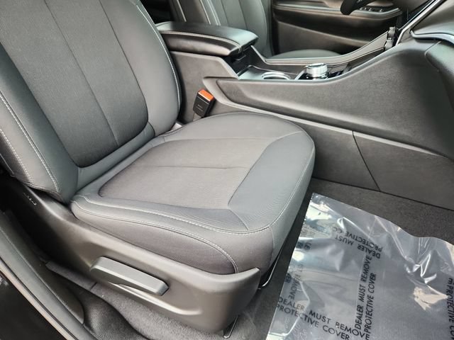 Used 2025  Jeep Laredo image 25