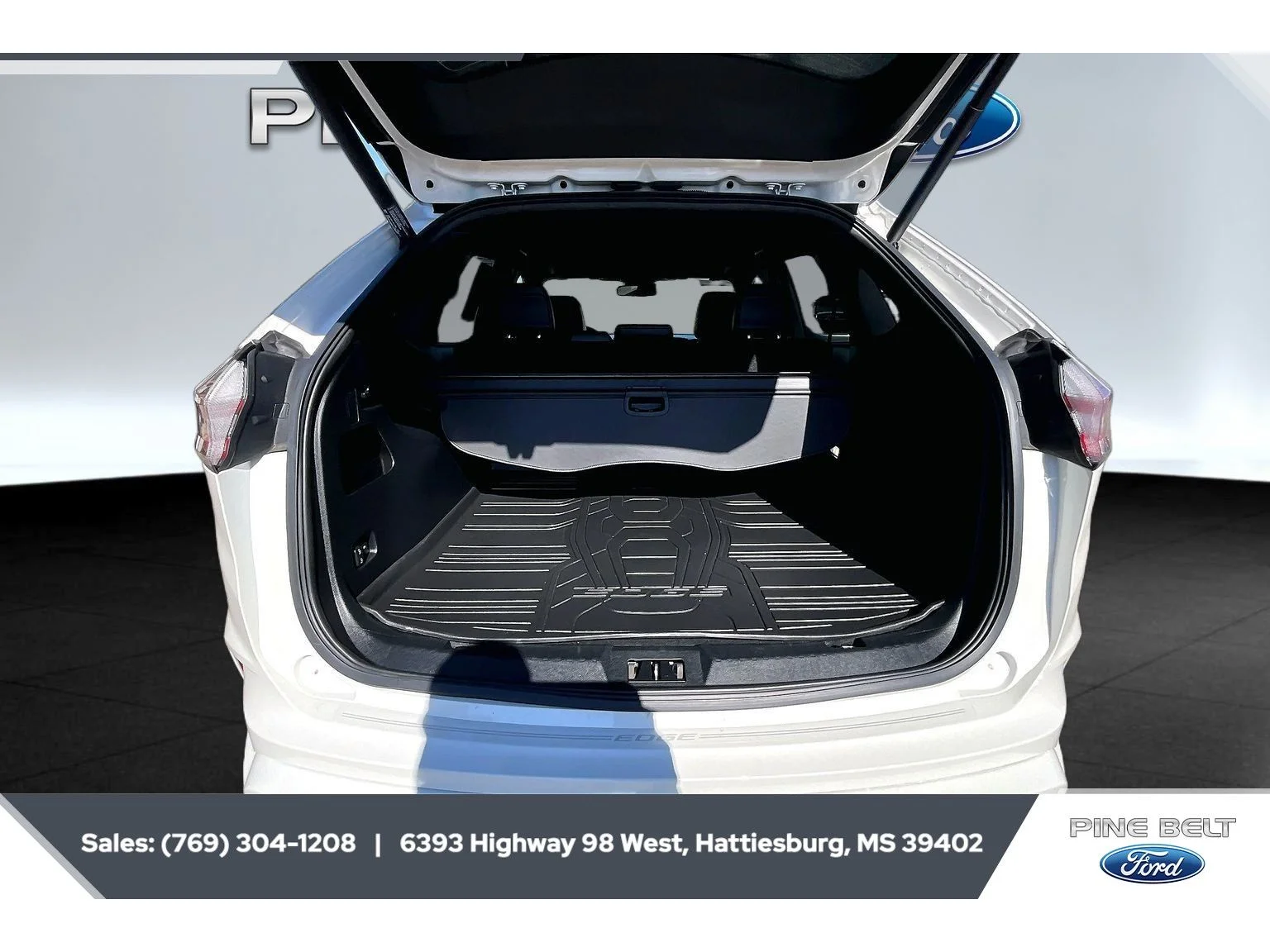 Used 2022 Star White Metallic Tri-Coat Ford ST-Line image 21