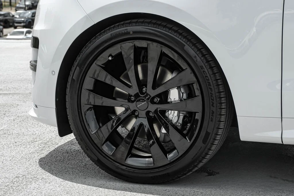 New 2026 Fuji White Land Rover Dynamic SE image 40