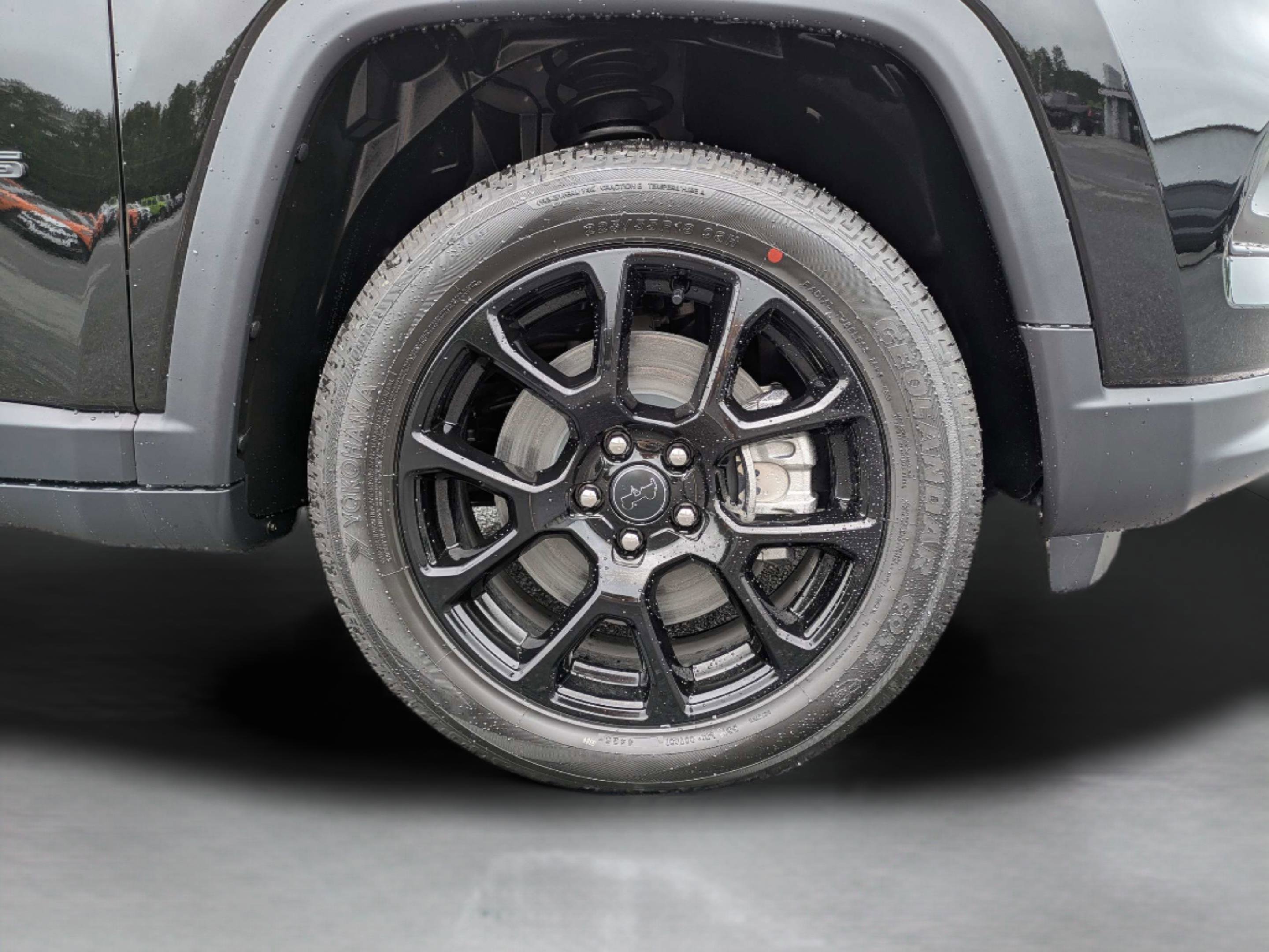 New 2026 Diamond Black Crystal Pearlcoat Jeep Latitude Altitude image 32