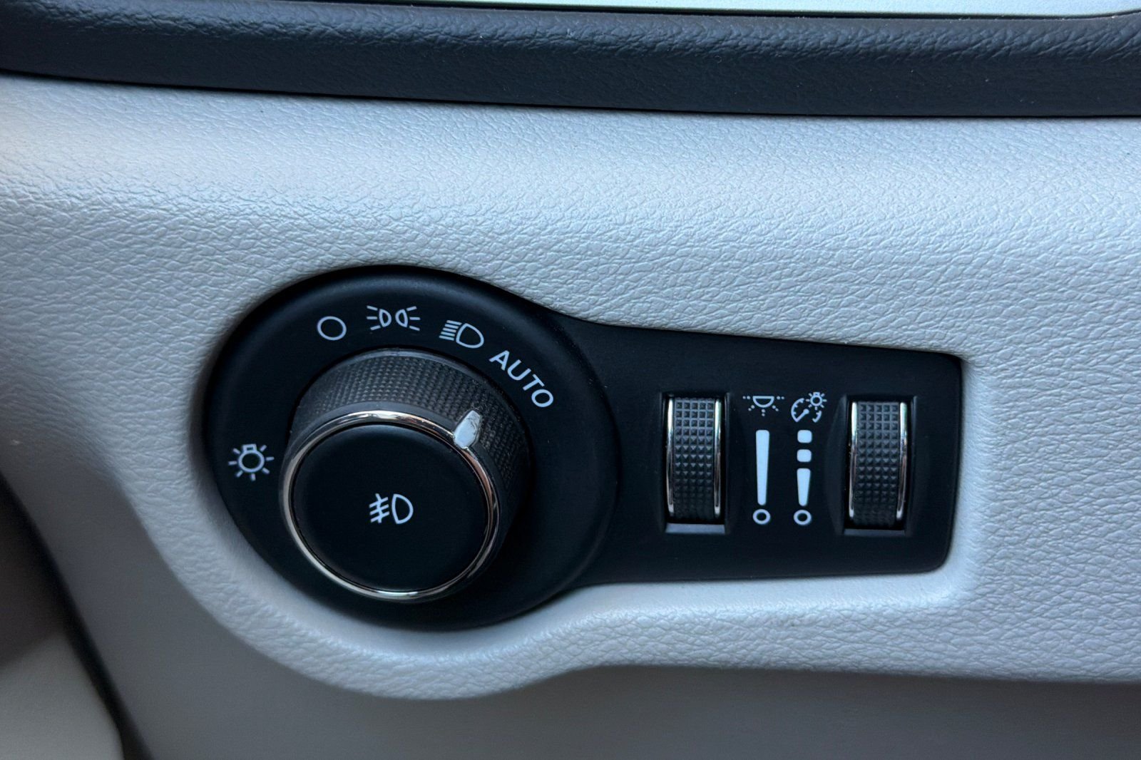 Used 2023 Silver Chrysler Touring L image 35