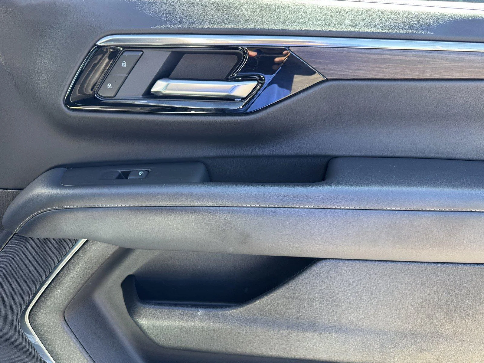 Used 2025 Summit White Chevrolet LT image 9