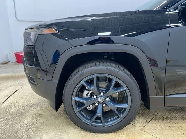 New 2026 Diamond Black Crystal Pearlcoat Jeep Laredo image 19